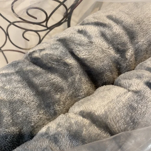 Amazon Basics Sherpa Throw - Picture 3 of 9